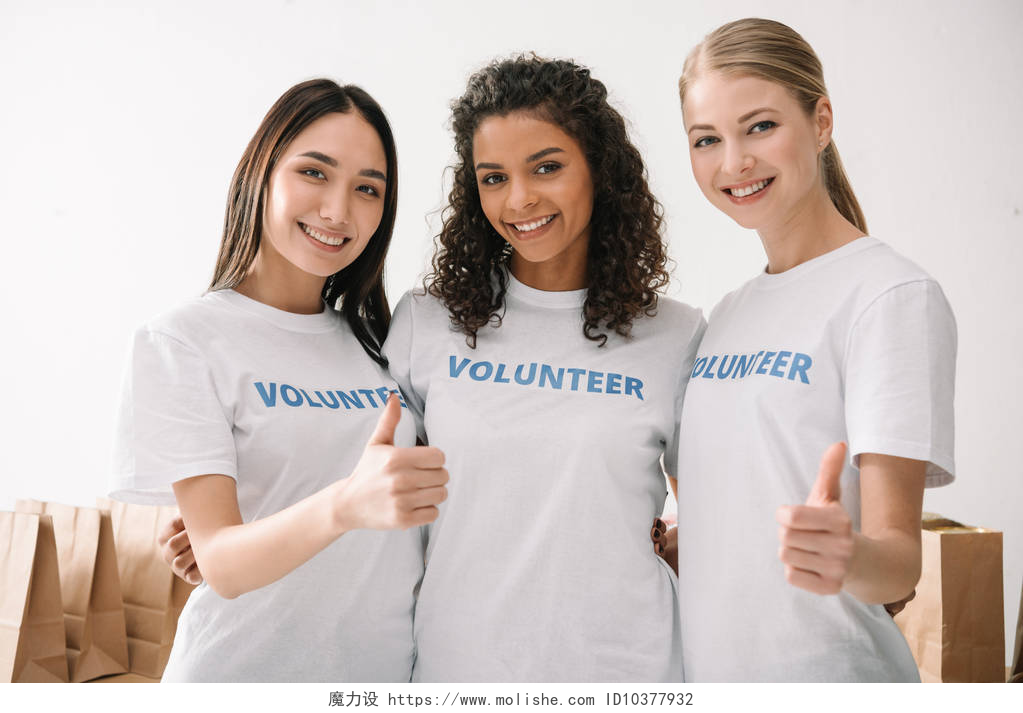 白色背景前穿着白色短袖的三个女人女性志愿者